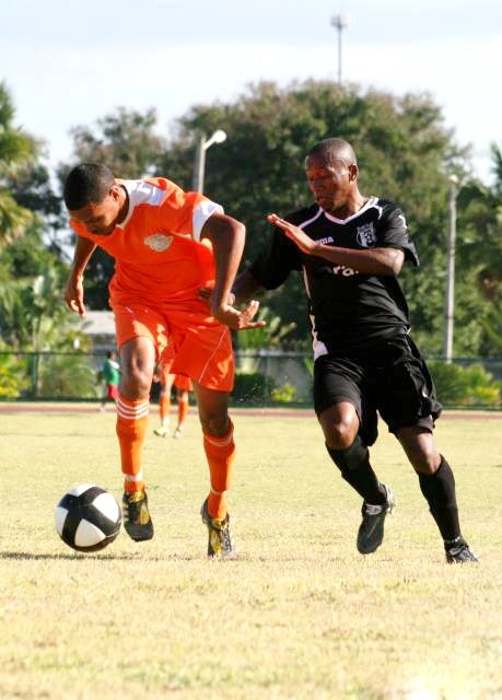 Alexandre Boucicout del equipo de Moca (Uniforme Negro) anotó dos goles (2)